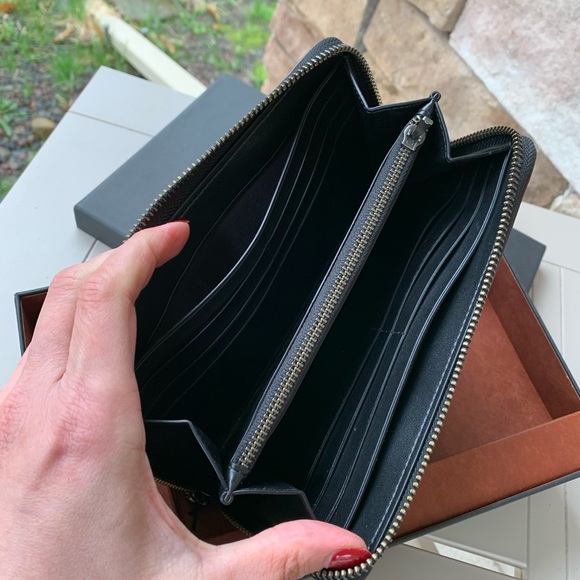 SOLD/Authentic Coach sign. Leather wallet/keychain - Picture 3 of 5